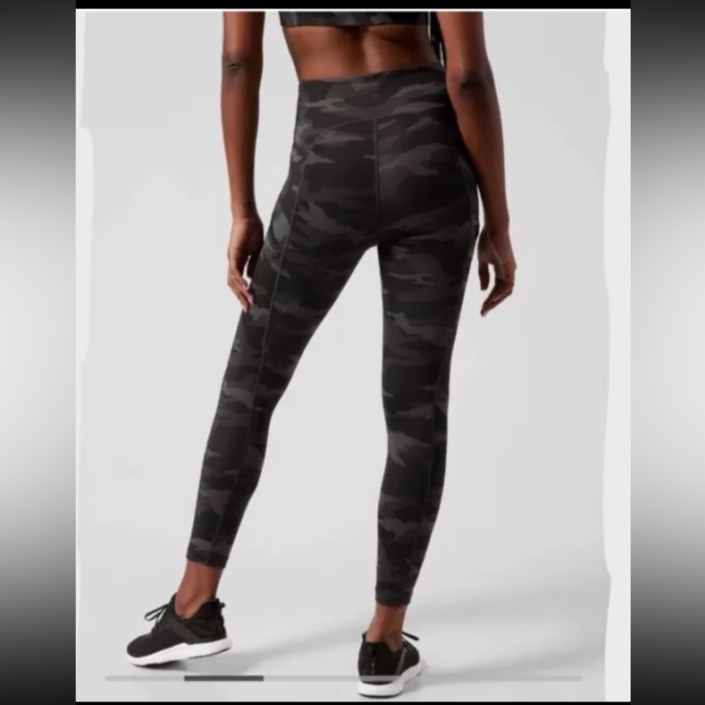 ATHLETA Ultimate Stash Pocket Green Camo Legging Size Small - Picture 4 of 10